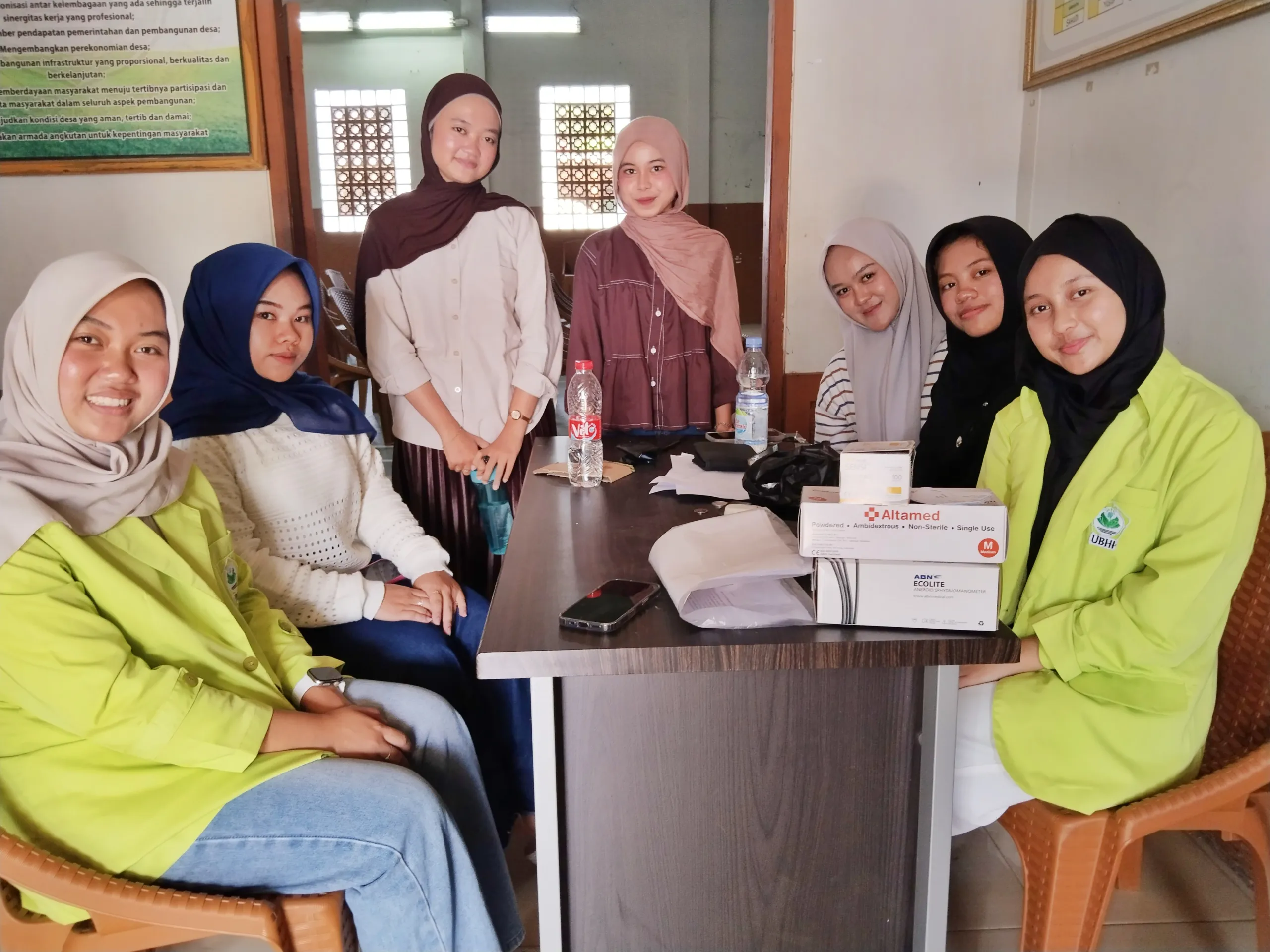 Mahasiswa Universitas Bakti Husada Indonesia Gelar Pengabdian Masyarakat di Desa Ciputat, Sasar Kesehatan Lansia