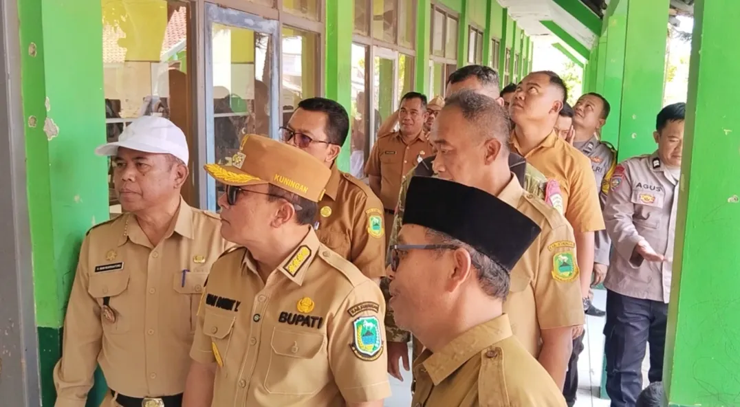 Camat Ciawigebang Dampingi Bupati Kuningan Tinjau SDN Cihirup 3 yang Ambruk, Perbaikan Masuk Prioritas 2026