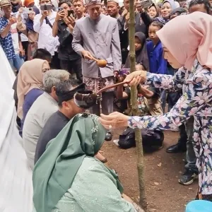 Hj Ela Helayati Apresiasi Tradisi Kawin Cai di Babakan Mulya, Berpotensi Jadi Wisata Unggulan Kuningan