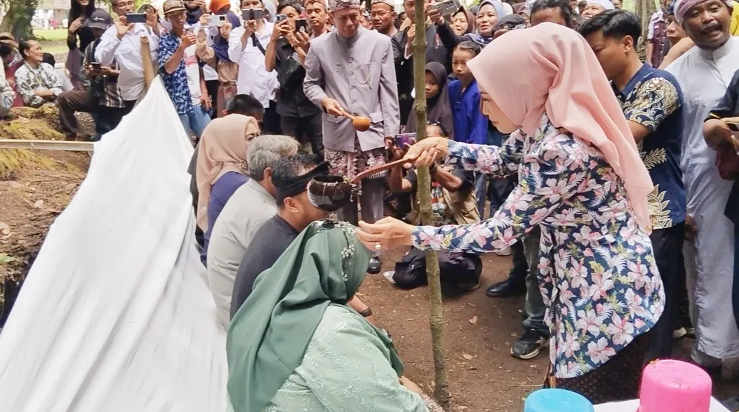 Hj Ela Helayati Apresiasi Tradisi Kawin Cai di Babakan Mulya, Berpotensi Jadi Wisata Unggulan Kuningan
