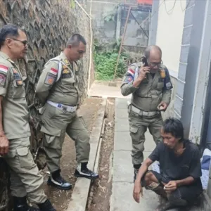 Satpol PP Kuningan Tangani ODGJ di Depan SMPN 1 Kuningan, Identitas Akan Ditelusuri