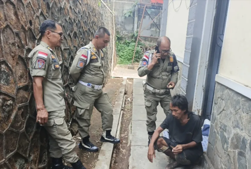 Satpol PP Kuningan Tangani ODGJ di Depan SMPN 1 Kuningan, Identitas Akan Ditelusuri