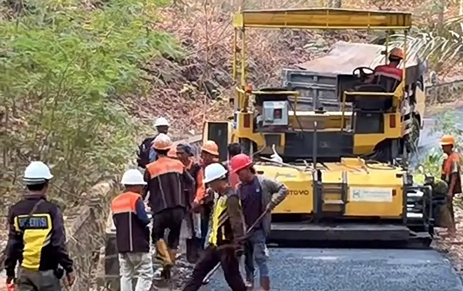 Jalan Padamatang-Kaduela Diperbaiki, Bupati Dian, Dorong Akses Wisata Makin Lancar